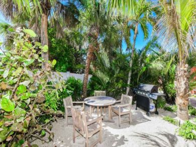 Charming Vacation Rental on Siesta Key. Call Today