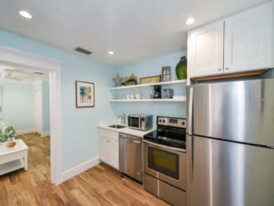 Charming Vacation Rental on Siesta Key. Call Today