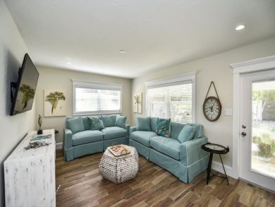 Charming Vacation Rental on Siesta Key. Call Today