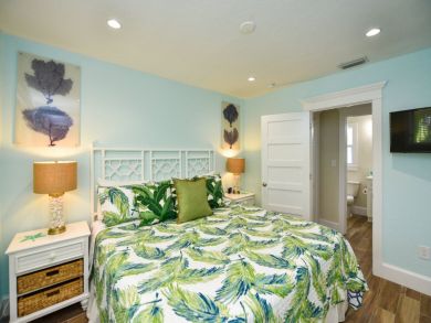 Charming Vacation Rental on Siesta Key. Call Today