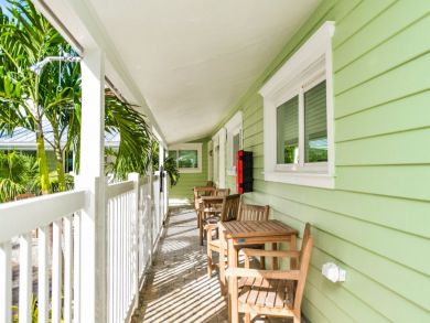 Charming Vacation Rental on Siesta Key. Call Today