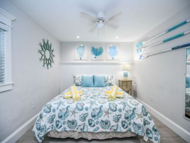 Charming Vacation Rental on Siesta Key. Call Today