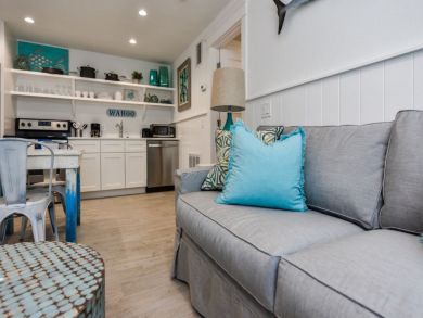 Charming Vacation Rental on Siesta Key. Call Today