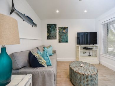 Charming Vacation Rental on Siesta Key. Call Today