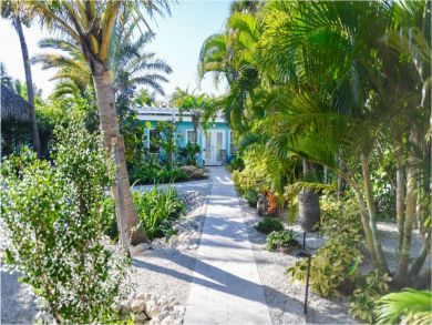 Charming Vacation Rental on Siesta Key. Call Today