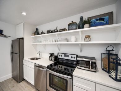 Charming Vacation Rental on Siesta Key. Call Today