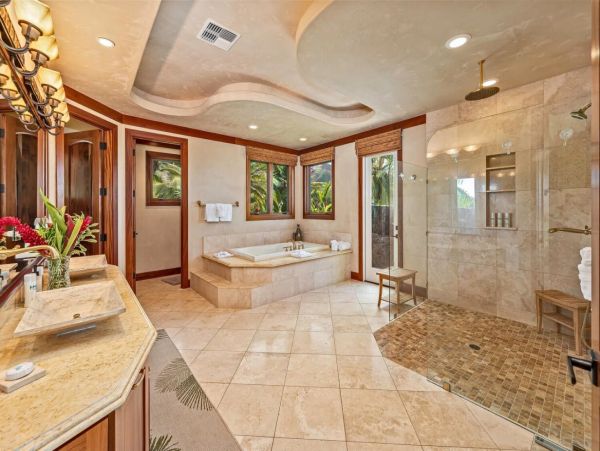 Six Bedroom Maui Luxury Pool Villa Five Star!