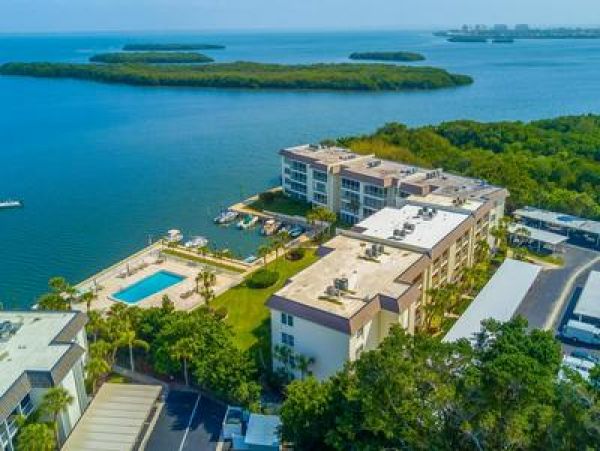 Great Value Rental Sleeps Four Canal View & Close to Beach