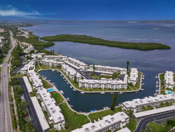 Great Value Bayside Seasonal Vacation Condo on Longboat Key