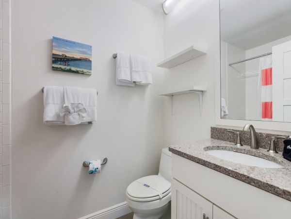Holmes Beach -Two Bedroom Condo Sleeps 6 Beachfront Complex