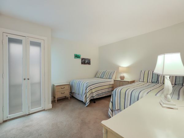 Holmes Beach -Two Bedroom Condo Sleeps 6 Beachfront Complex