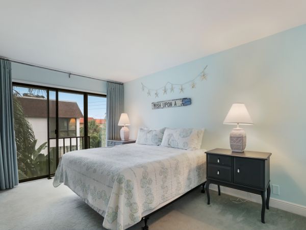 Holmes Beach -Two Bedroom Condo Sleeps 6 Beachfront Complex