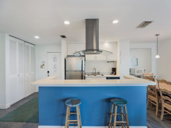 Holmes Beach -Two Bedroom Condo Sleeps 6 Beachfront Complex