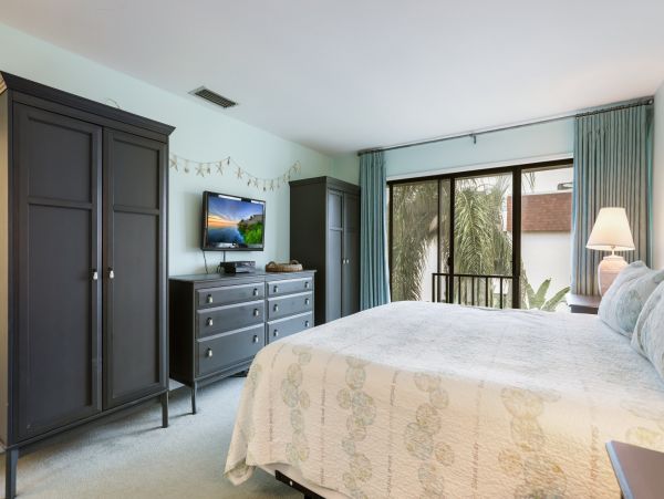 Holmes Beach -Two Bedroom Condo Sleeps 6 Beachfront Complex