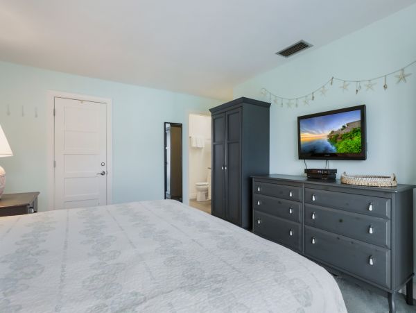 Holmes Beach -Two Bedroom Condo Sleeps 6 Beachfront Complex