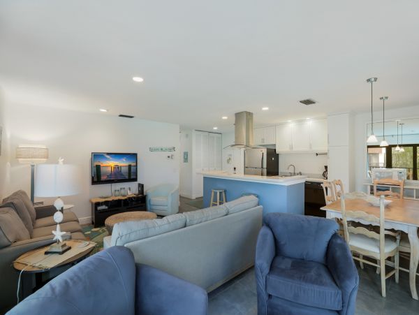 Holmes Beach -Two Bedroom Condo Sleeps 6 Beachfront Complex