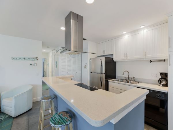 Holmes Beach -Two Bedroom Condo Sleeps 6 Beachfront Complex