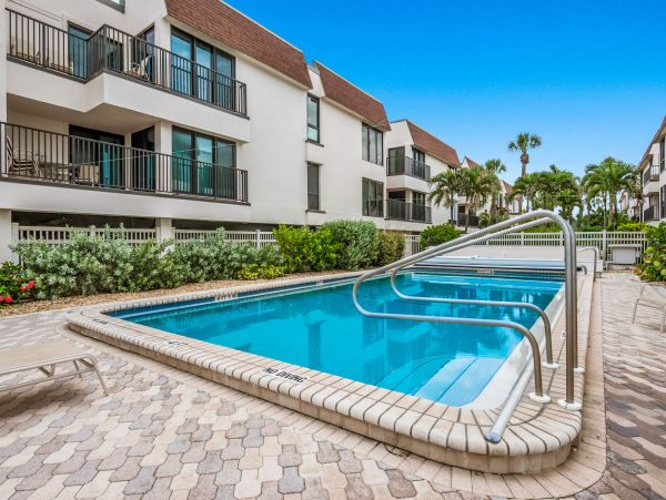 Holmes Beach -Two Bedroom Condo Sleeps 6 Beachfront Complex