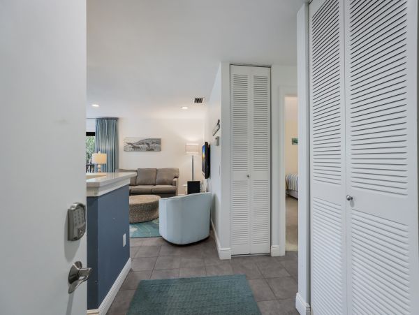 Holmes Beach -Two Bedroom Condo Sleeps 6 Beachfront Complex