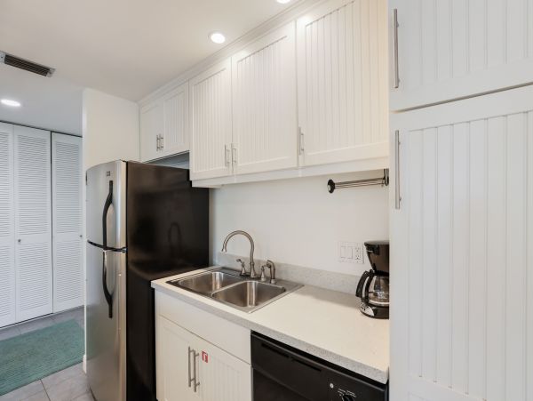 Holmes Beach -Two Bedroom Condo Sleeps 6 Beachfront Complex