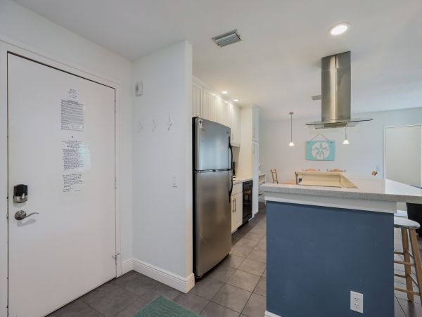 Holmes Beach -Two Bedroom Condo Sleeps 6 Beachfront Complex