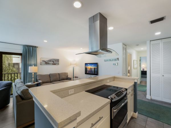 Holmes Beach -Two Bedroom Condo Sleeps 6 Beachfront Complex