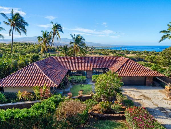 Home with Exceptional Views of the Ocean Three Bedrooms