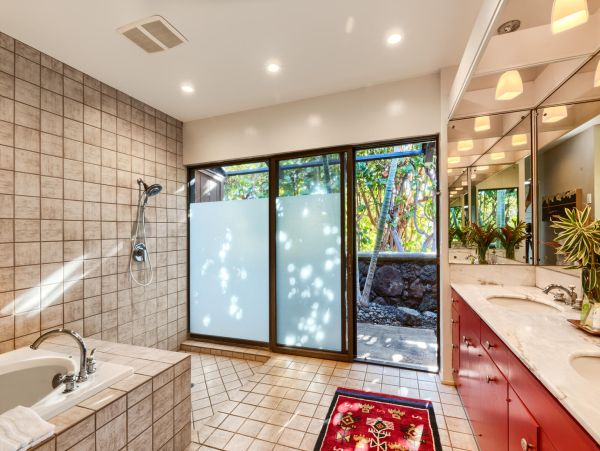Home with Exceptional Views of the Ocean Three Bedrooms