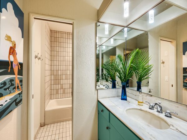 Home with Exceptional Views of the Ocean Three Bedrooms