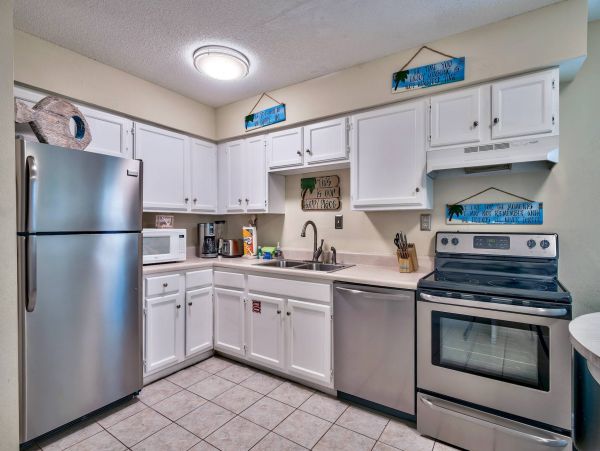 Luxury 5 Bedroom Home with Private Pool One Block to Beach