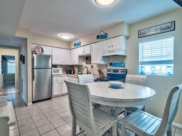 Luxury 5 Bedroom Home with Private Pool One Block to Beach