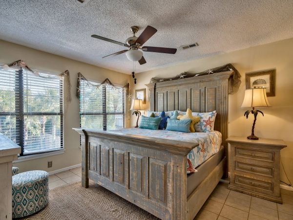 Luxury 5 Bedroom Home with Private Pool One Block to Beach