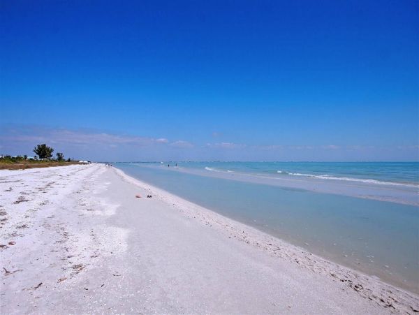 Communal Pool Two Bedroom Sanibel Beach Condo Sleeps Six