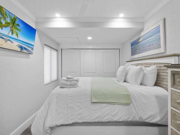 Sanibel Canal View 4 Bedroom 3 bathroom Vacation Pool Home