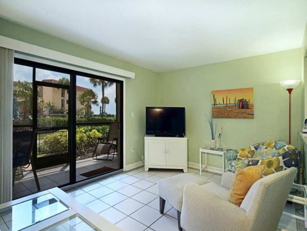 Great Value One Bedroom Beach Condo Sleeps Three Guests
