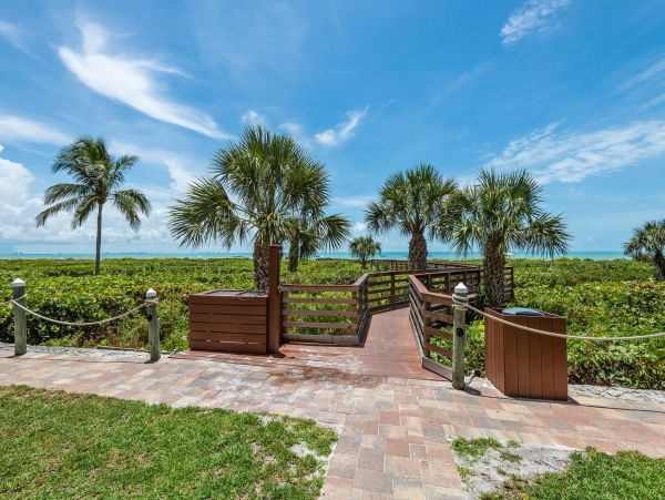 Great Value One Bedroom Beach Condo Sleeps Three Guests