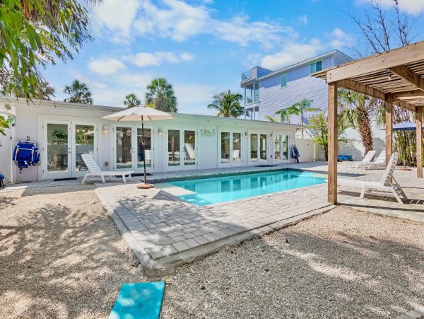 Beachside Vacation Home Six Bedrooms - Your Ideal Anna Maria Island Retreat