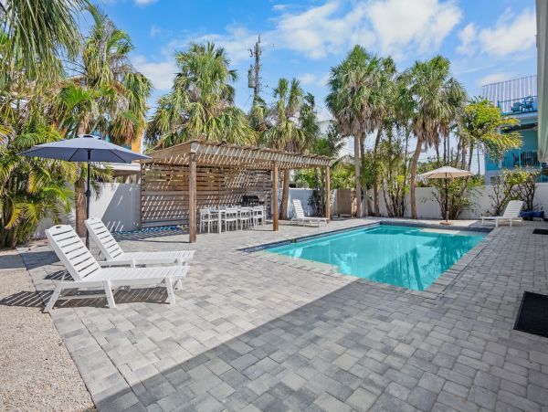 Beachside Vacation Home Six Bedrooms - Your Ideal Anna Maria Island Retreat