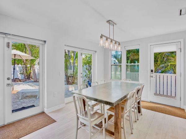 Beachside Vacation Home Six Bedrooms - Your Ideal Anna Maria Island Retreat