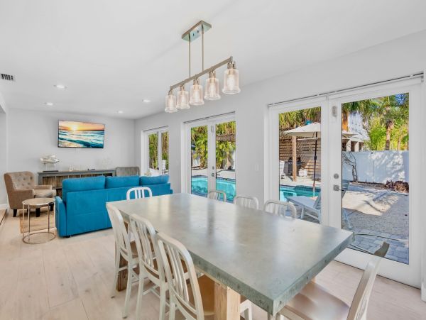 Beachside Vacation Home Six Bedrooms - Your Ideal Anna Maria Island Retreat