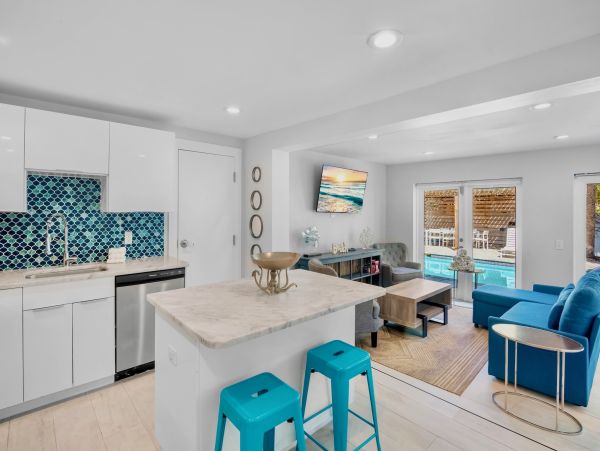 Beachside Vacation Home Six Bedrooms - Your Ideal Anna Maria Island Retreat