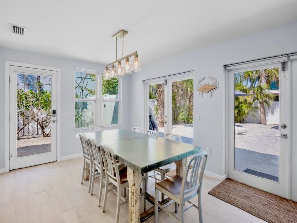 Beachside Vacation Home Six Bedrooms - Your Ideal Anna Maria Island Retreat