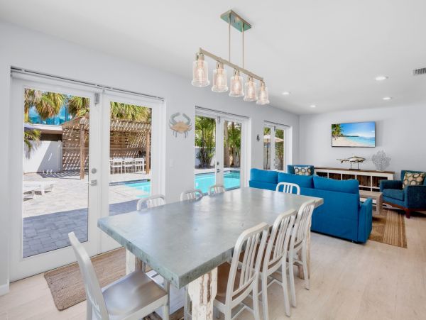 Beachside Vacation Home Six Bedrooms - Your Ideal Anna Maria Island Retreat