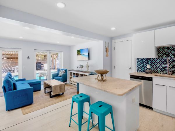 Beachside Vacation Home Six Bedrooms - Your Ideal Anna Maria Island Retreat