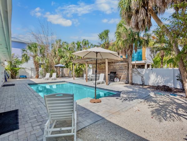 Beachside Vacation Home Six Bedrooms - Your Ideal Anna Maria Island Retreat