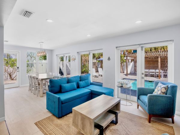 Beachside Vacation Home Six Bedrooms - Your Ideal Anna Maria Island Retreat