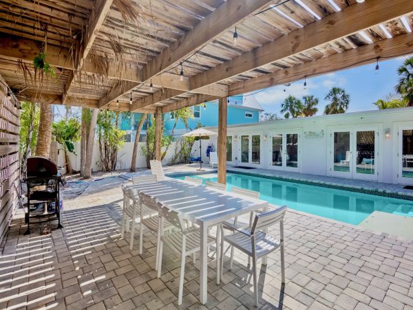 Beachside Vacation Home Six Bedrooms - Your Ideal Anna Maria Island Retreat