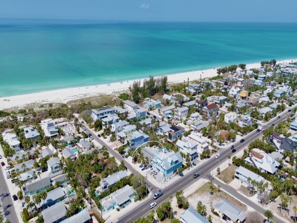 Beachside Vacation Home Six Bedrooms - Your Ideal Anna Maria Island Retreat