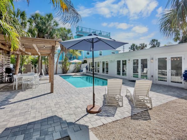 Beachside Vacation Home Six Bedrooms - Your Ideal Anna Maria Island Retreat