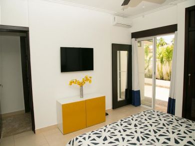 Pools Condo, 2 bedrooms, Nice interior, Great Location.